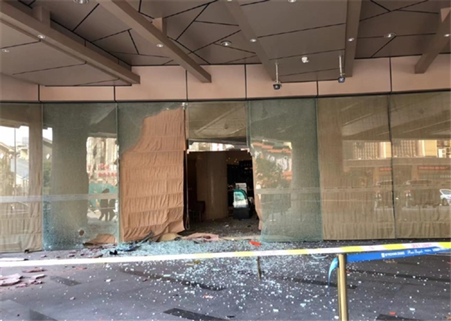 杭州一特斯拉Model 3失控冲进酒店大堂 这次也是驾驶员的锅?休闲区蓝鸢梦想 - Www.slyday.coM 杭州一特斯拉Model 3失控冲进酒店大堂 这次也是驾驶员的锅?休闲区蓝鸢梦想 - Www.slyday.coM