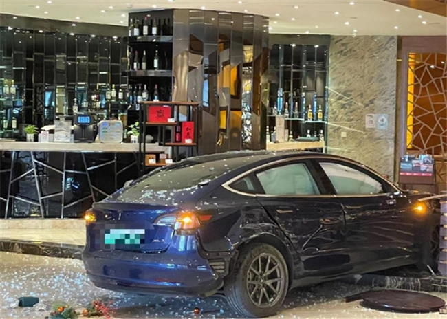 杭州一特斯拉Model 3失控冲进酒店大堂 这次也是驾驶员的锅?休闲区蓝鸢梦想 - Www.slyday.coM 杭州一特斯拉Model 3失控冲进酒店大堂 这次也是驾驶员的锅?休闲区蓝鸢梦想 - Www.slyday.coM