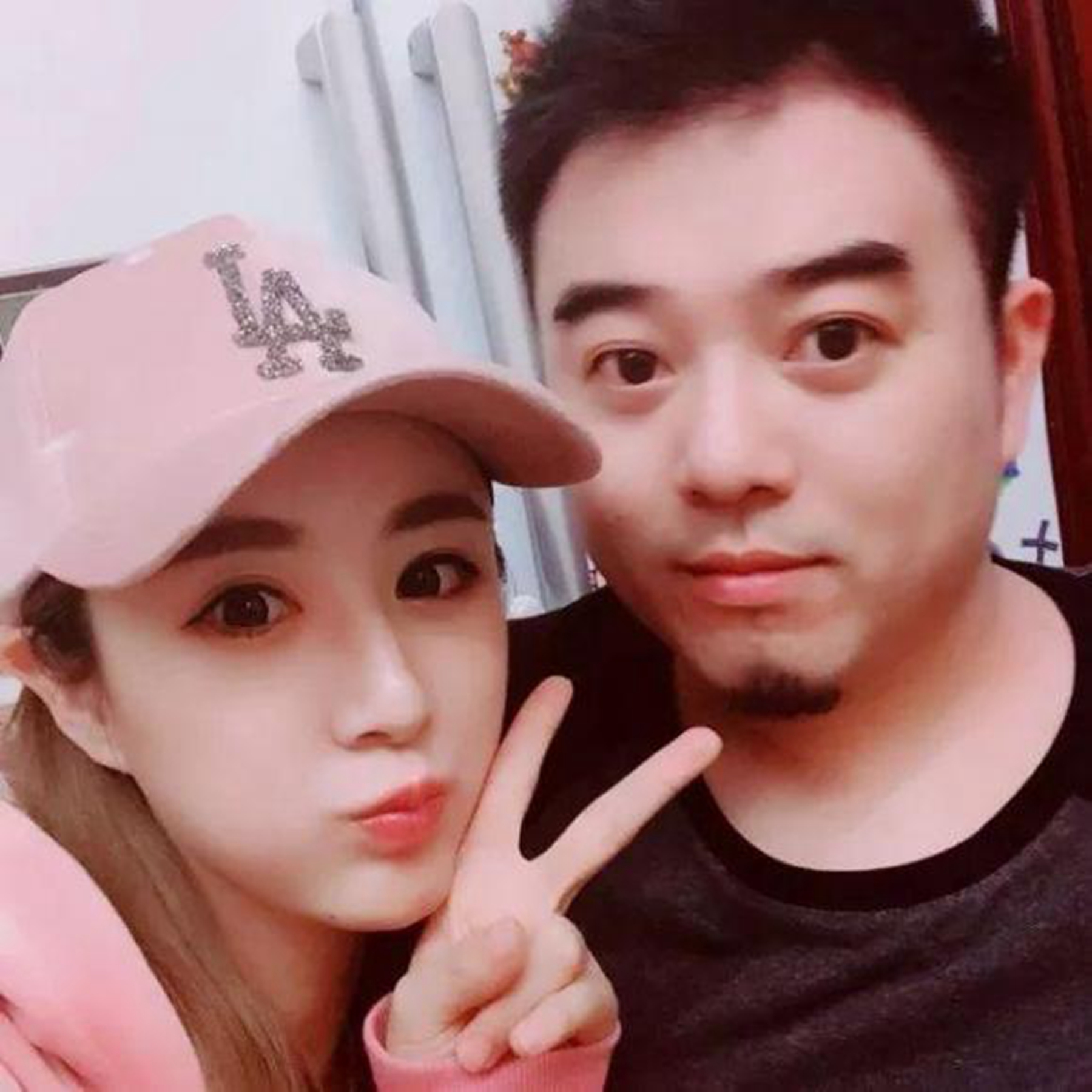 有种"整容"叫薇娅卸妆,摘掉假睫毛后,网友:这是同一个人吗?
