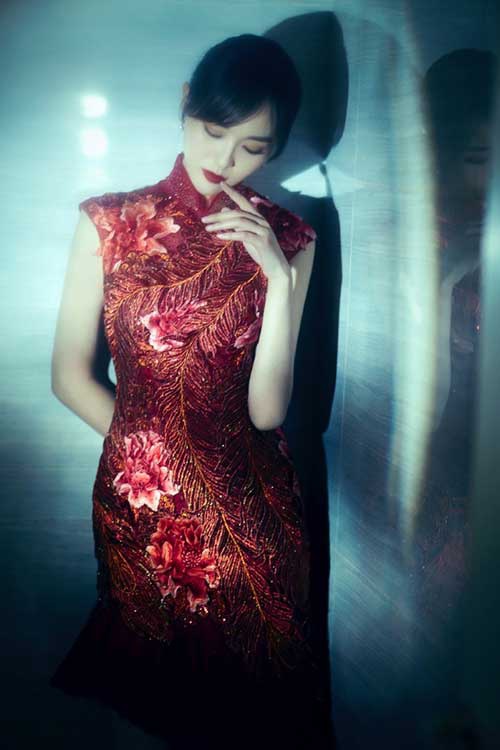 王鸥一身旗袍,气质很绝,完美的身材显露出来,身材纤细,妙曼身姿,红色