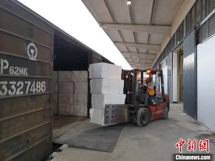 云南大林铁路首批1200吨糖的货运服务是从临沧运到成都的。 云南| 成都_新浪科技