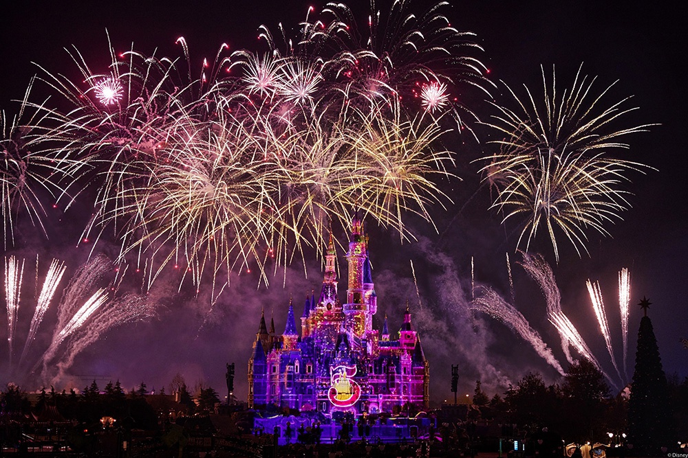 美哭!特别版烟花在上海迪士尼上空绽放,米奇米妮送新年祝福