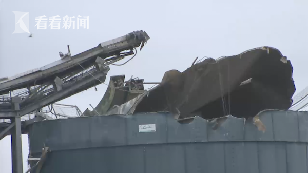 英国废水厂发生爆炸4人死亡 金属贮罐顶部被掀开