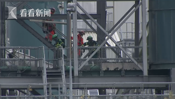 英国废水厂发生爆炸4人死亡 金属贮罐顶部被掀开