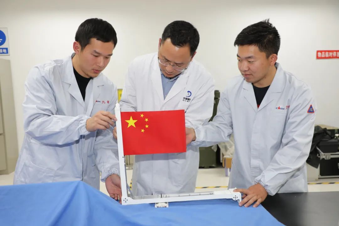 中国航天科工国旗展示系统设计团队开展技术研讨。来源:中国航天科工集团