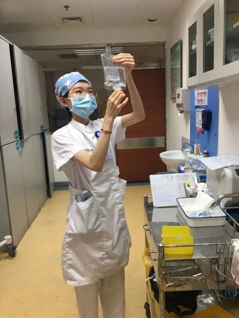 南方医科大学珠江医院器官移植科护士于媛媛的工作照.通讯员供图