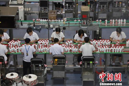 资料图:茅台酒厂包装车间。 瞿宏伦 摄