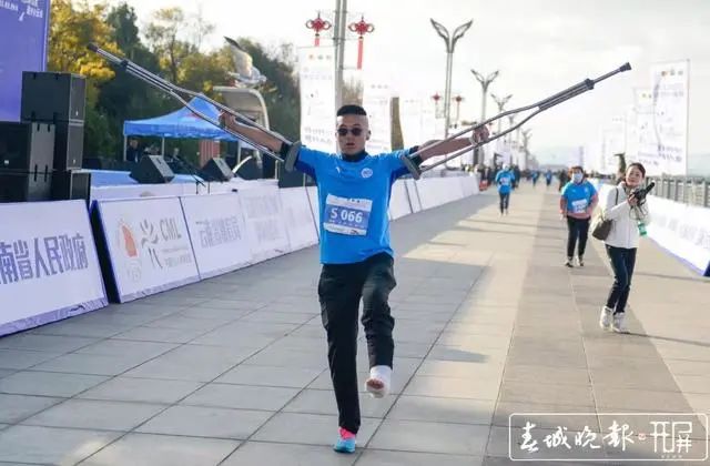 大理这名原县委书记和商人玩扑克赢了641万帮黑社会置换土地坑国家