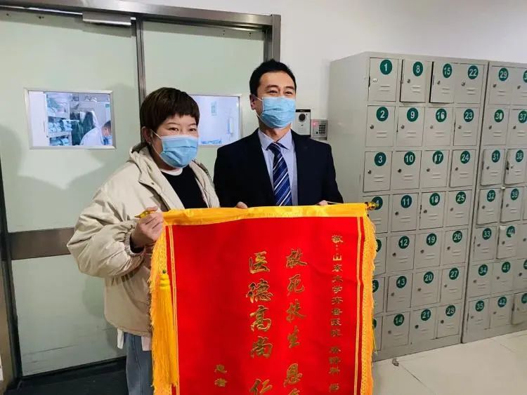 家属为郑强送上锦旗