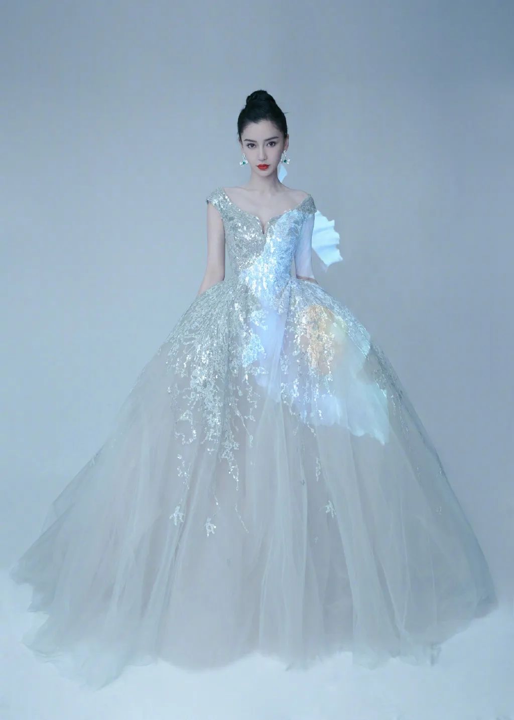 elie saab高定礼服杨颖,白冰elie saab 在先前的央视国庆晚会上baby穿的裸粉色礼裙也是来自elie saab的高定