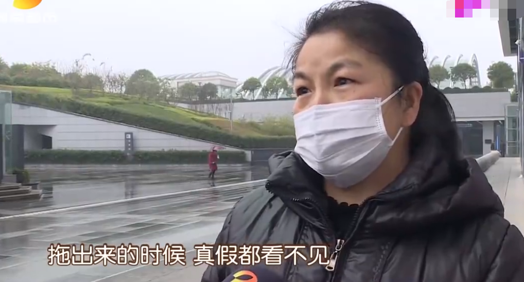 保洁员捡到一克拉钻戒上交被罚500元!公司:交