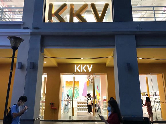 北京路上的WOW COLOUR国货彩妆集合店、KKV生活馆旗舰店,它们都是近年来比较吸引年轻人的品牌。(图片拍摄:吴容)