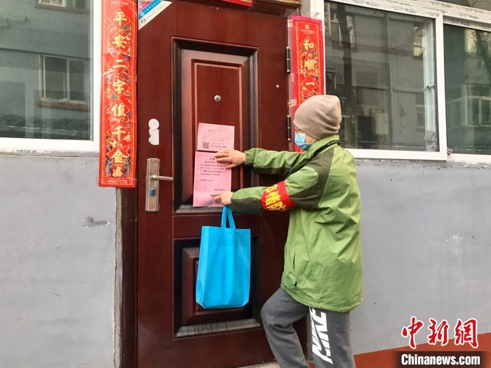 山西“90后”大学生杨代华申请成为一名抗“疫”志愿者。 李怡 摄