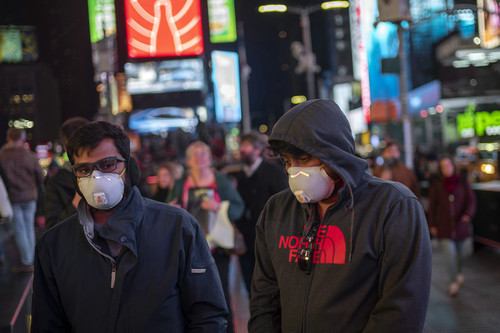 这是3月7日在美国纽约曼哈顿时报广场拍摄的戴口罩的行人。新华社记者 李木子 摄