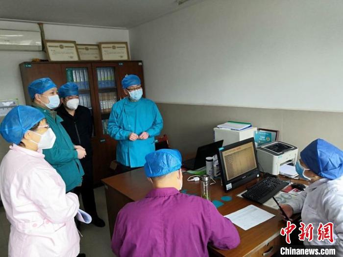 专家团队现场讨论患者情况。 李俊萍供图