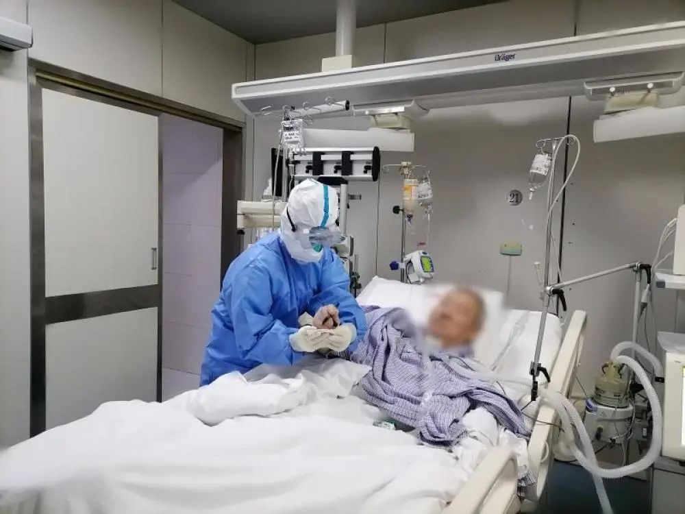 图为北京地坛医院ICU病房的刘继月在工作中。