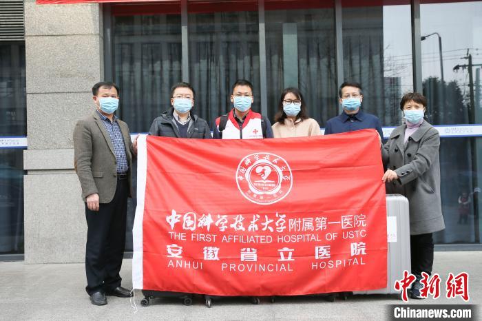 图为李明预备出发。黄歆 摄