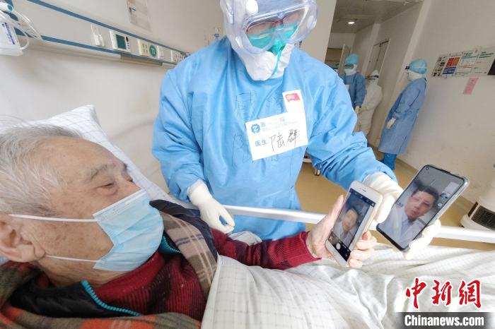 浙大二院院长王建何在杭通过手机与韩天芑视频。王坚颖摄