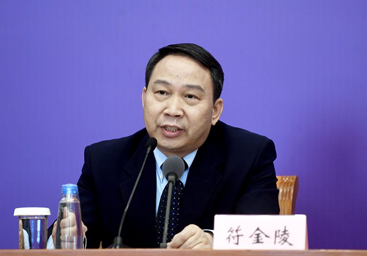 财务部应对疫情事情向导小组办公室主任、社会保障司司长符金陵回覆记者提问。