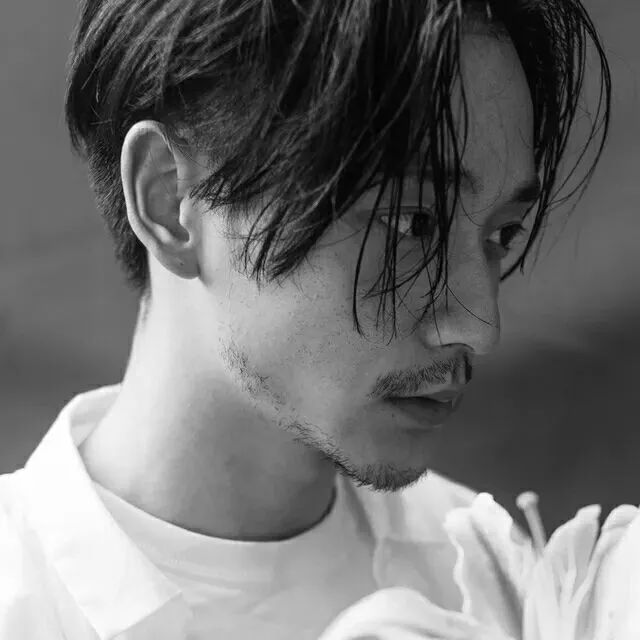 男生头像|今天的我是黑白色|侵权_新浪网