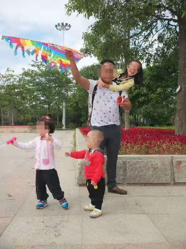 郑源(化名)休息时带着孩子去放风筝。家属供图