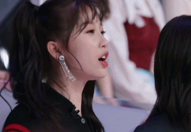 一期节目下来,成功表情包出圈,微博热搜直冲第一.