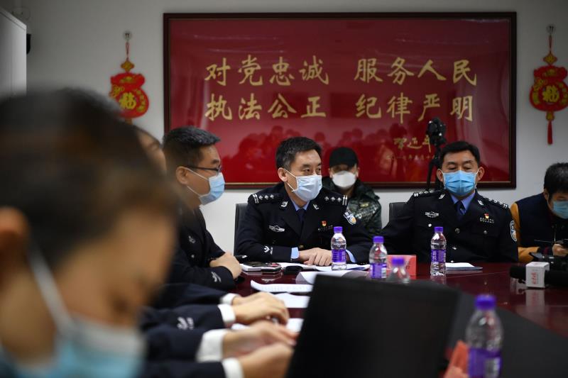 艾冬同事在一路回想与艾冬相处的点滴 。新京报记者吴江 摄