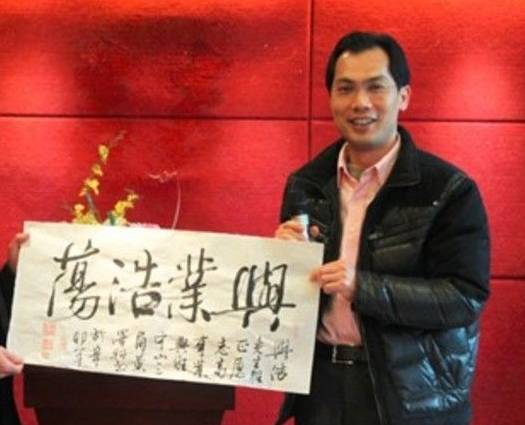 镇党委书记让商人喝2杯酒少收地价500万,被留置期间变相索贿2700万