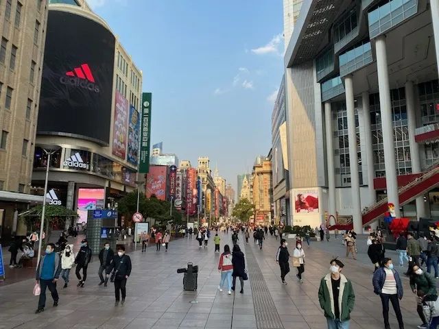 被疫情冻结的上海购物正渐回申城大街小巷
