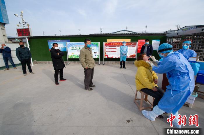 坝陵桥社区卫生服务中心的医疗人员走进企业,为返岗复工人员进行采样。 韦亮 摄
