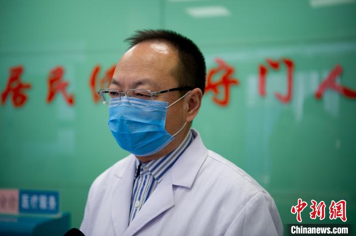 侯彦介绍,核酸检测采样分企业集中现场采样和医疗人员上门采样两种方式。 韦亮 摄