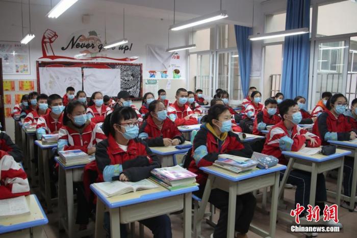 3月16日,贵州省贵阳市第十中学初三学生正在上课。 中新社记者 瞿宏伦 摄