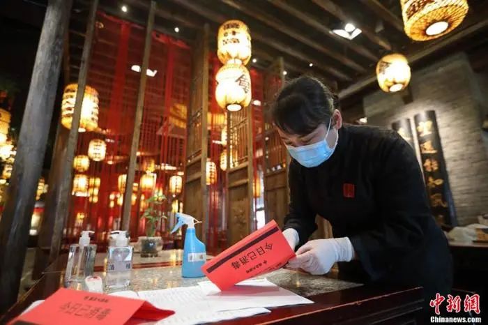 资料图:3月4日,跟着疫情防控渐渐泛起努力信号,南京市餐饮业最先规复堂食营业。泱波 摄