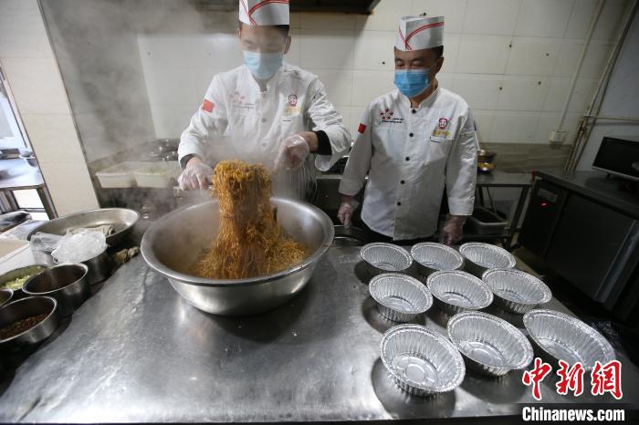 当地民间特色面食——焖面订单在整体面类订单的占比达56%,有的店铺订单量甚至超过之前。 张云 摄