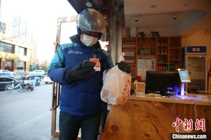“饿了么”外卖员正在取餐。 张云 摄