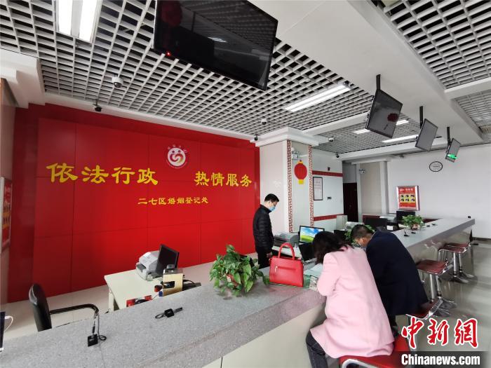 疫情之下,婚姻登记处显得格外空旷。 韩章云 摄