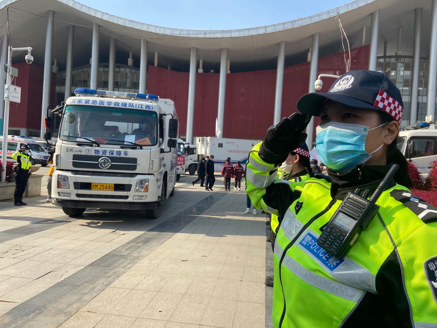 3月17日下昼,驰援武汉的多支医疗队最先返程,器械湖(武汉客堂)方舱医院外,民警列队向医护和随行装备车敬礼致谢。