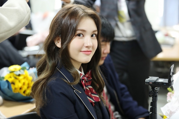 全昭弥(Somi),2001年3月9日出生于加拿大,韩国女歌手