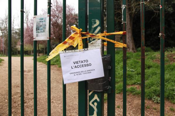  2020年3月14日，罗马一所公园因新冠病毒疫情关闭。 新华社 图