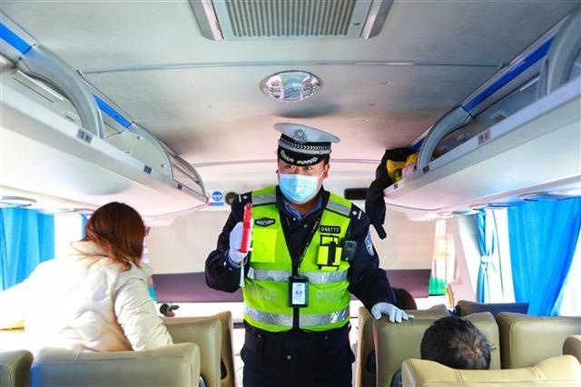 竹山县启动“点对点”专车输送返岗行动,民警全程跟车保驾护航