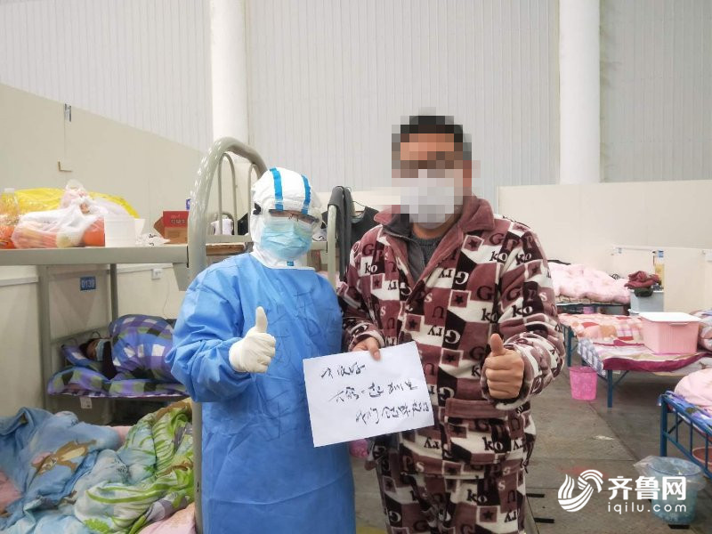 (第八批醫療隊員與方艙醫院患者合照)