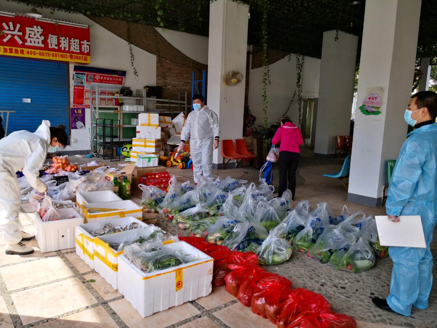  绿之苑小区的志愿者正在整理团购菜。 本文图片均由受访者提供
