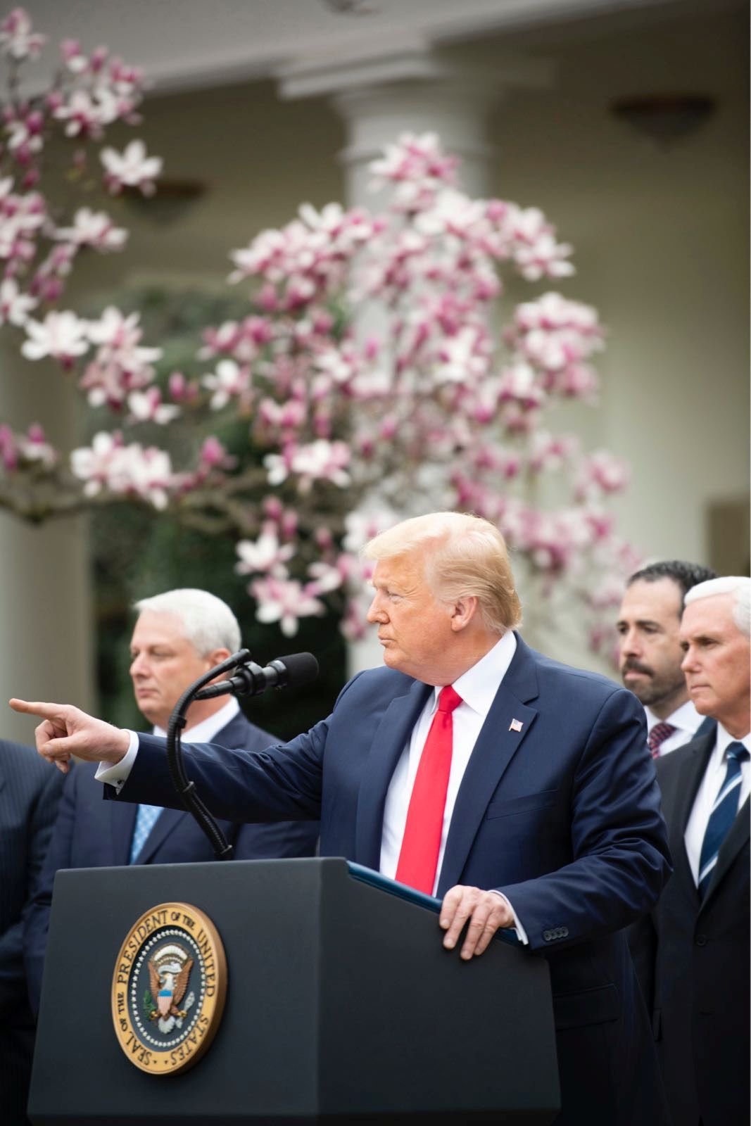 特朗普及西方政客们热衷炒作中国病毒的真正目