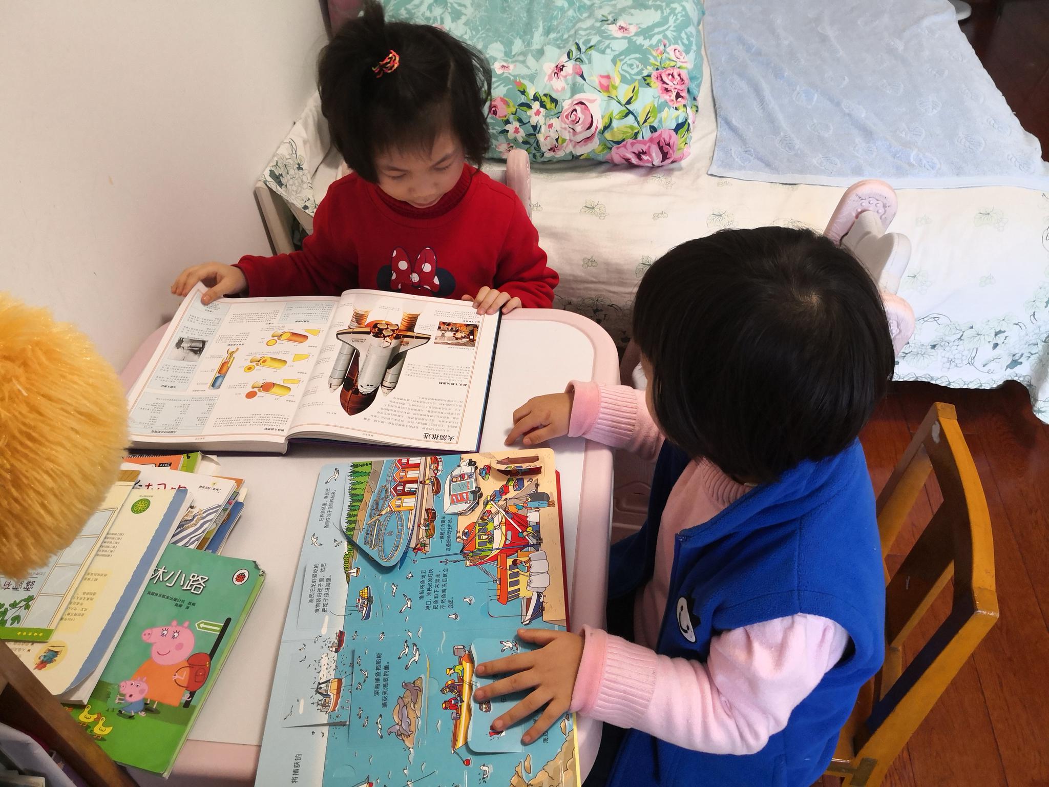 两个女儿在学习。 本文图片均为受访者提供