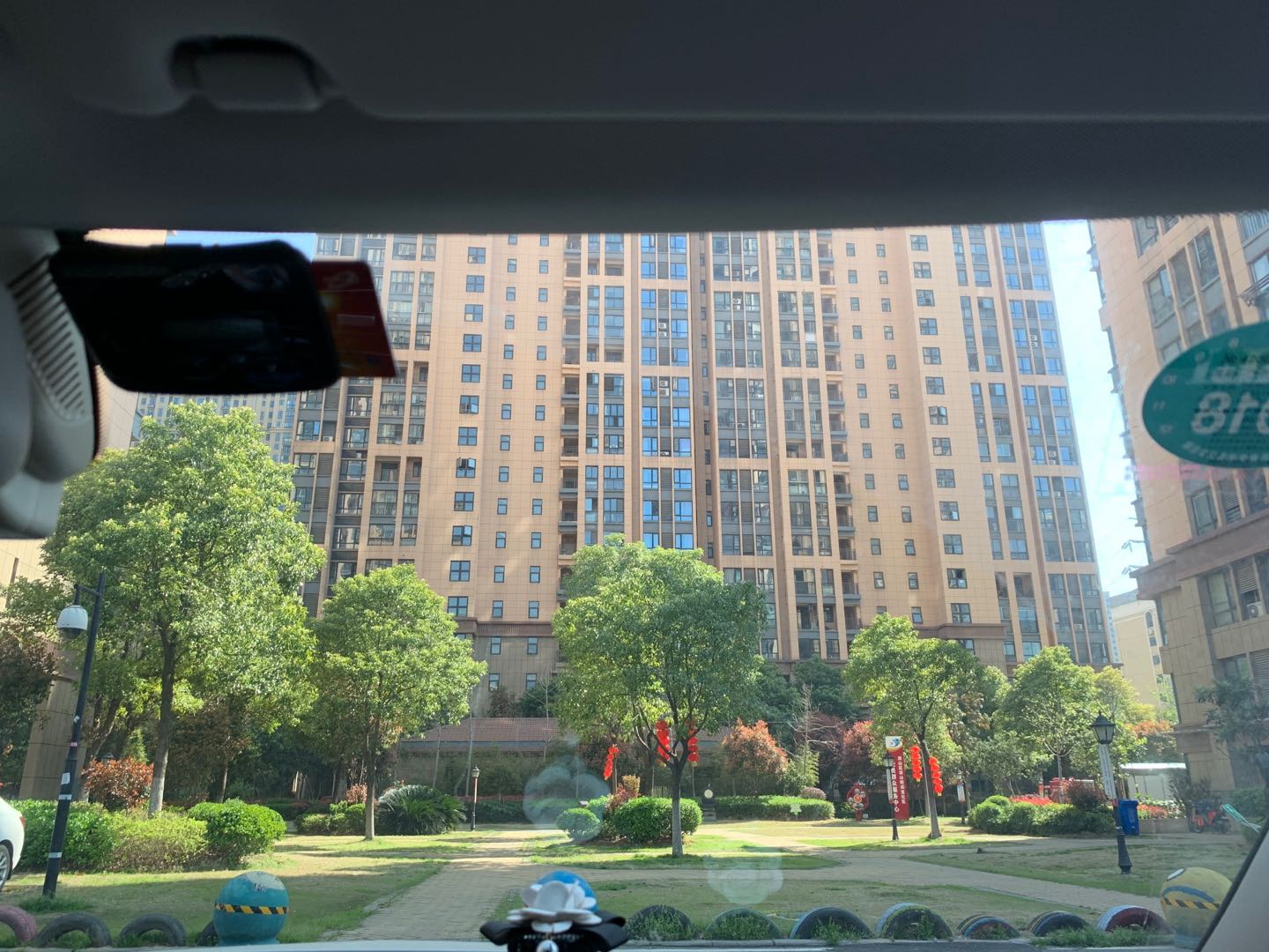 姐妹俩在车里晒太阳  来源：受访者供图