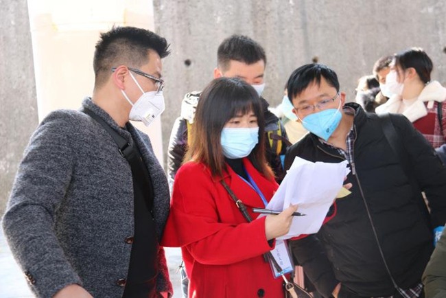 核对乘车人员名单。宣方均 摄