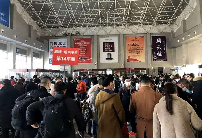 复工的恩施籍务工人员抵达候车大厅。王奋 摄