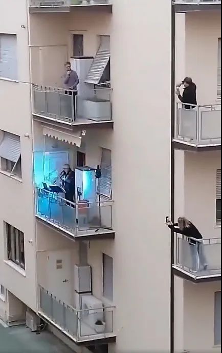 意呆梨人往阳台上一站,我就觉得春天和着音乐一起来了