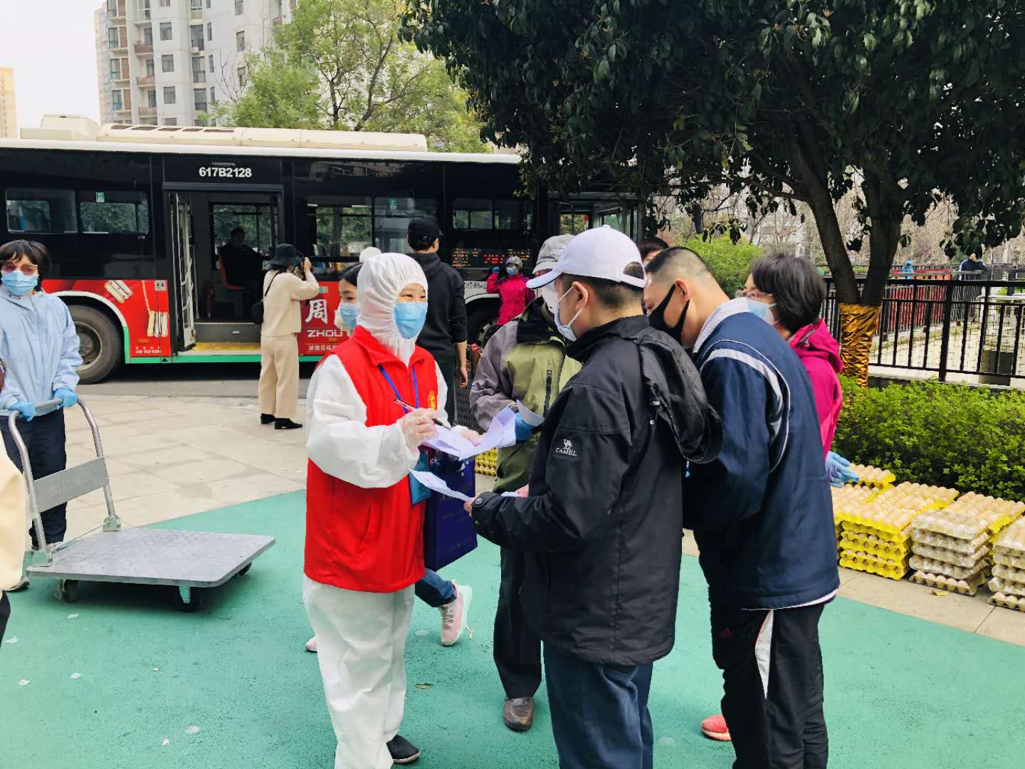 一栋楼45名志愿者，做任务全靠“抢”