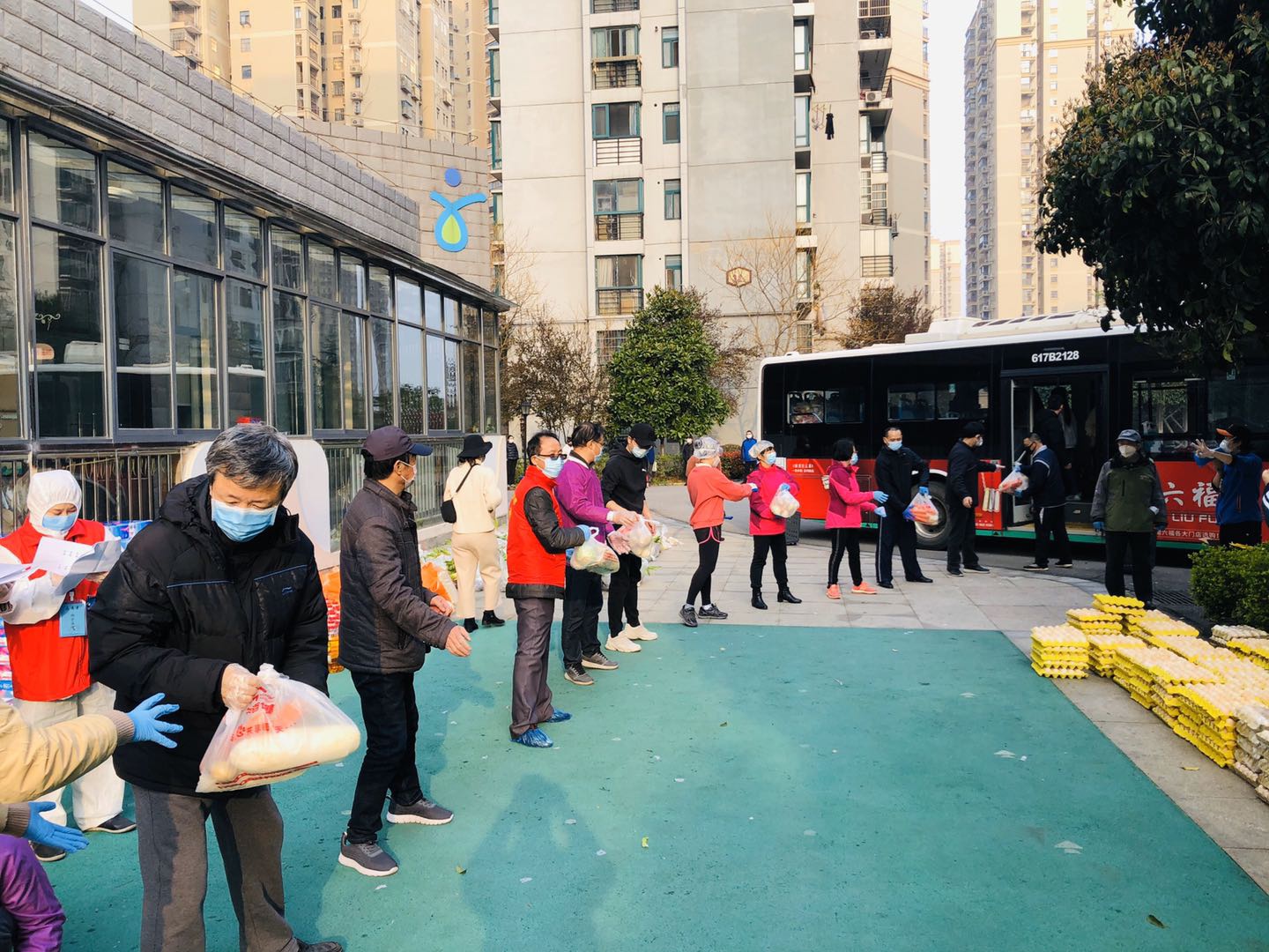 一栋楼45名志愿者，做任务全靠“抢”